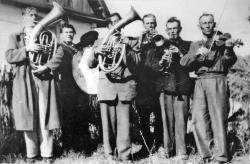 Od
lewej: Antoni Iwaniuk, Stanisław Prus, Władysław Iwaniuk, Józef
Iwaniuk, Franciszek Głąb, Józef Dudek. Lata 50.
