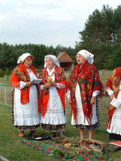 Spotkanie zielarsko śpiewacze z zespołem Uhruszczanki. Pieśni Bagien 2004 Wola Uhruska. Fot Eliza Rajsz&nbsp;