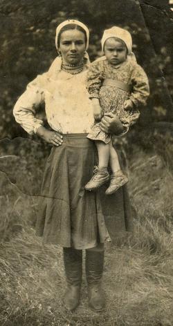 Устима
Андріївна з донькою, прибл. кін. 50-их рр.
ХХ ст.Ustima
Krepeć z córką, koniec lat 50.

